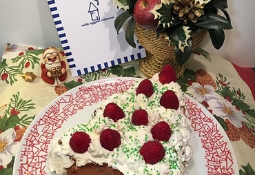 TORTA ALBERO DI NATALE CON CREMA, PANNA, LAMPONI