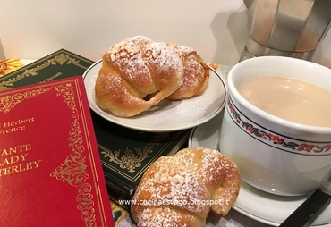 BRIOCHES RIPIENE DI MELE E COMPOSTA DI FRUTTA