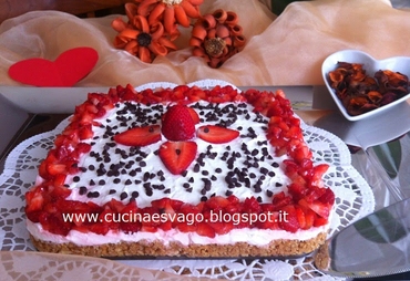 TORTA FREDDA ALLO YOGURT E FRAGOLE