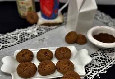 BISCOTTI GOLOSI AL CACAO E CREMA DI NOCCIOLE