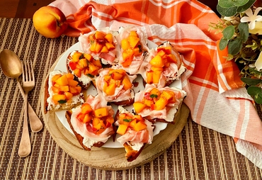 ANTIPASTO CON ROBIOLA, PESCHE E PANCETTA IN 15 MINUTI