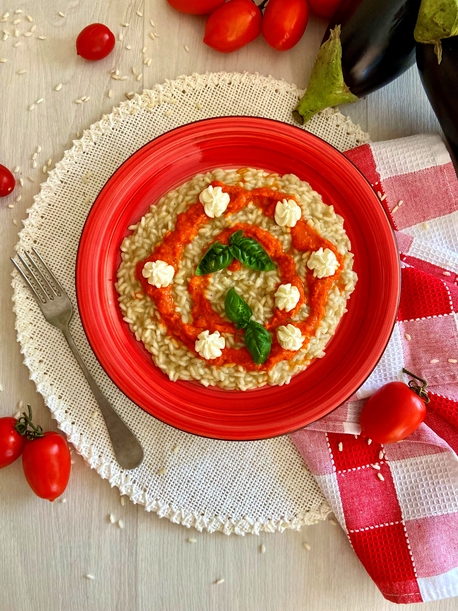 RISOTTO CON MELANZANA, POMODORO, ROBIOLA